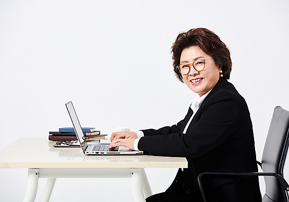 포토 JPG 스튜디오촬영 여자 중년 50대 중년라이프 엄마 실내 한명 미소 사람 앉기 상반신 옆모습 노트북 한국인 타이핑 작업 직장인 책상 흰배경 워킹맘 중년여자한명만 안경낌 국내포토 직업 1 라이프스타일 안경 뷰포인트 가구 백그라운드 가족 모션 표정 동양인 성인 내부 전자제품 흰색 비즈니스우먼 여자한명만 중년여자만 파일형식