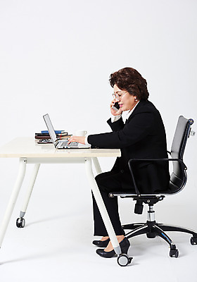 포토 JPG 스튜디오촬영 전신 여자 중년 50대 의자 중년라이프 엄마 실내 한명 사람 앉기 정장 옆모습 노트북 스마트폰 사무실 한국인 책상 흰배경 통화 워킹맘 중년여자한명만 안경낌 국내포토 1 라이프스타일 옷 안경 뷰포인트 가구 백그라운드 비즈니스 가족 모션 동양인 성인 내부 전자제품 핸드폰 스마트기기 흰색 비즈니스우먼 여자한명만 중년여자만 파일형식