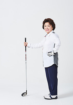 포토 JPG 스튜디오촬영 전신 여자 중년 50대 허리손 골프 중년라이프 엄마 실내 한명 서기 미소 사람 취미 옆모습 운동 골프채 한국인 흰배경 중년여자한명만 국내포토 1 라이프스타일 뷰포인트 포즈 백그라운드 가족 모션 골프용품 표정 건강 동양인 성인 내부 구기 흰색 여자한명만 중년여자만 파일형식