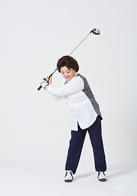 포토 JPG 스튜디오촬영 전신 여자 중년 50대 포즈 골프 중년라이프 엄마 실내 한명 서기 미소 사람 취미 앞모습 운동 골프채 한국인 흰배경 중년여자한명만 국내포토 1 라이프스타일 뷰포인트 백그라운드 가족 모션 골프용품 표정 건강 동양인 성인 내부 구기 흰색 여자한명만 중년여자만 파일형식