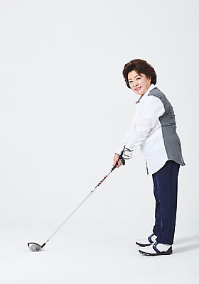 포토 JPG 스튜디오촬영 전신 여자 중년 50대 포즈 골프 중년라이프 엄마 실내 한명 서기 미소 사람 취미 옆모습 운동 골프채 한국인 흰배경 중년여자한명만 국내포토 1 라이프스타일 뷰포인트 백그라운드 가족 모션 골프용품 표정 건강 동양인 성인 내부 구기 흰색 여자한명만 중년여자만 파일형식