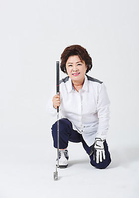 포토 JPG 스튜디오촬영 전신 응시 여자 중년 50대 골프 중년라이프 엄마 실내 한명 미소 사람 앉기 취미 앞모습 운동 골프채 한국인 흰배경 중년여자한명만 국내포토 1 라이프스타일 시선 뷰포인트 백그라운드 가족 모션 골프용품 표정 건강 동양인 성인 내부 구기 흰색 여자한명만 중년여자만 파일형식