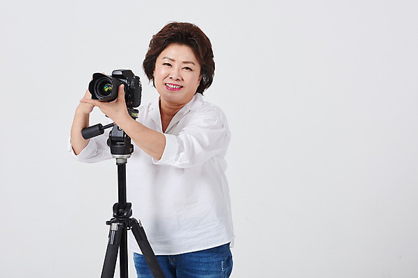 포토 JPG 스튜디오촬영 응시 여자 중년 50대 중년라이프 엄마 실내 한명 서기 미소 사람 상반신 취미 앞모습 카메라 사진촬영 한국인 흰배경 삼각대 중년여자한명만 국내포토 1 라이프스타일 시선 뷰포인트 백그라운드 가족 모션 표정 동양인 성인 내부 전자제품 촬영 흰색 여자한명만 중년여자만 파일형식