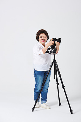 포토 JPG 스튜디오촬영 전신 여자 중년 50대 중년라이프 엄마 실내 한명 서기 미소 사람 취미 옆모습 카메라 사진촬영 한국인 흰배경 삼각대 중년여자한명만 국내포토 1 라이프스타일 뷰포인트 백그라운드 가족 모션 표정 동양인 성인 내부 전자제품 촬영 흰색 여자한명만 중년여자만 파일형식