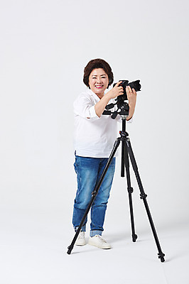 포토 JPG 스튜디오촬영 전신 응시 여자 중년 50대 중년라이프 엄마 실내 한명 서기 미소 사람 취미 옆모습 카메라 사진촬영 한국인 흰배경 삼각대 중년여자한명만 국내포토 1 라이프스타일 시선 뷰포인트 백그라운드 가족 모션 표정 동양인 성인 내부 전자제품 촬영 흰색 여자한명만 중년여자만 파일형식