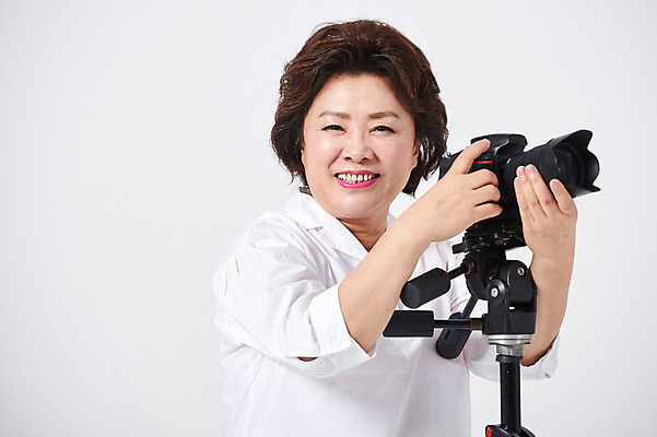 포토 JPG 스튜디오촬영 여자 중년 50대 중년라이프 엄마 실내 한명 서기 미소 사람 상반신 취미 옆모습 카메라 사진촬영 한국인 흰배경 중년여자한명만 국내포토 1 라이프스타일 뷰포인트 백그라운드 가족 모션 표정 동양인 성인 내부 전자제품 촬영 흰색 여자한명만 중년여자만 파일형식