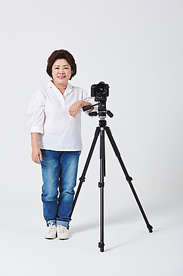 포토 JPG 스튜디오촬영 전신 여자 중년 50대 중년라이프 엄마 실내 한명 서기 미소 사람 취미 앞모습 카메라 사진촬영 기댐 한국인 흰배경 삼각대 중년여자한명만 국내포토 1 라이프스타일 뷰포인트 백그라운드 가족 모션 표정 동양인 성인 내부 전자제품 촬영 흰색 여자한명만 중년여자만 파일형식
