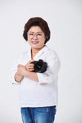 포토 JPG 스튜디오촬영 여자 중년 50대 중년라이프 엄마 실내 한명 서기 미소 사람 상반신 취미 옆모습 카메라 사진촬영 한국인 흰배경 중년여자한명만 안경낌 국내포토 1 라이프스타일 안경 뷰포인트 백그라운드 가족 모션 표정 동양인 성인 내부 전자제품 촬영 흰색 여자한명만 중년여자만 파일형식