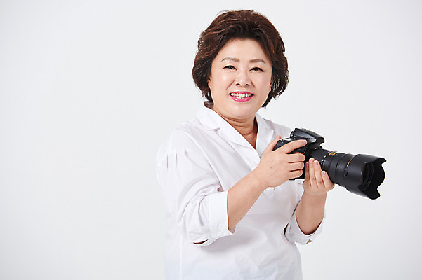 포토 JPG 스튜디오촬영 여자 중년 50대 중년라이프 엄마 실내 한명 서기 미소 사람 상반신 취미 옆모습 카메라 사진촬영 한국인 흰배경 중년여자한명만 국내포토 1 라이프스타일 뷰포인트 백그라운드 가족 모션 표정 동양인 성인 내부 전자제품 촬영 흰색 여자한명만 중년여자만 파일형식