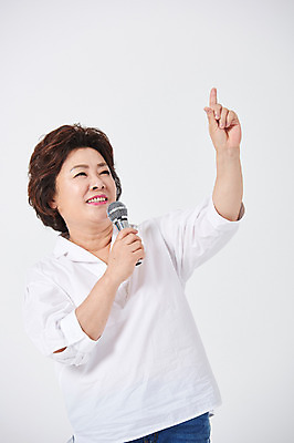 포토 JPG 스튜디오촬영 여자 중년 50대 노래 모션 중년라이프 엄마 실내 한명 서기 미소 사람 손짓 상반신 취미 옆모습 한국인 마이크 흰배경 중년여자한명만 국내포토 1 라이프스타일 음악 뷰포인트 음향기기 백그라운드 가족 표정 동양인 성인 내부 흰색 여자한명만 중년여자만 파일형식