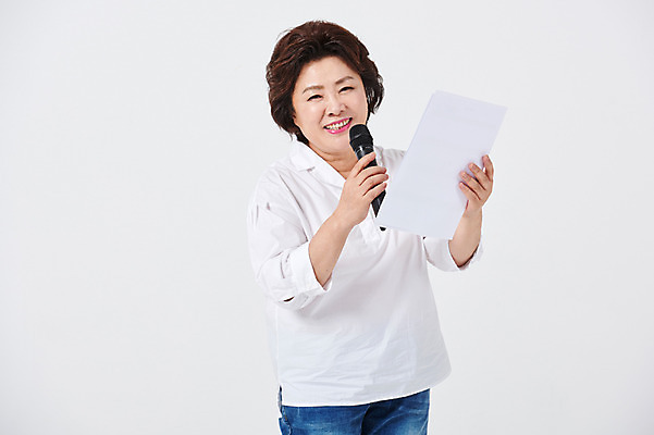 포토 JPG 스튜디오촬영 여자 중년 50대 노래 중년라이프 엄마 실내 한명 서기 미소 사람 상반신 취미 옆모습 한국인 악보 마이크 흰배경 중년여자한명만 국내포토 1 라이프스타일 음악 뷰포인트 음향기기 백그라운드 가족 모션 표정 동양인 성인 내부 흰색 여자한명만 중년여자만 파일형식