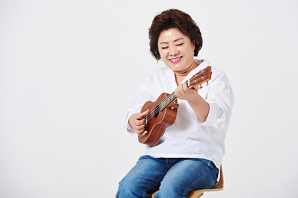 포토 JPG 스튜디오촬영 여자 중년 50대 연주 중년라이프 엄마 실내 한명 미소 사람 앉기 상반신 취미 옆모습 한국인 우쿨렐레 즐거움 흰배경 중년여자한명만 국내포토 1 라이프스타일 감정 음악 뷰포인트 백그라운드 가족 모션 현악기 표정 동양인 성인 내부 흰색 여자한명만 중년여자만 파일형식