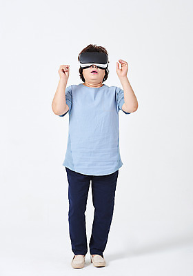 포토 JPG 스튜디오촬영 전신 여자 중년 50대 중년라이프 엄마 실내 한명 서기 사람 앞모습 놀람 한국인 체험 흰배경 가상현실 중년여자한명만 VR기기 국내포토 1 라이프스타일 감정 뷰포인트 백그라운드 컨셉 가족 모션 표정 동양인 성인 내부 기계 흰색 여자한명만 중년여자만 파일형식