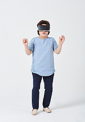 포토 JPG 스튜디오촬영 전신 여자 중년 50대 중년라이프 엄마 실내 한명 서기 사람 손짓 앞모습 놀람 한국인 체험 흰배경 가상현실 중년여자한명만 VR기기 국내포토 1 라이프스타일 감정 뷰포인트 백그라운드 컨셉 가족 모션 표정 동양인 성인 내부 기계 흰색 여자한명만 중년여자만 파일형식