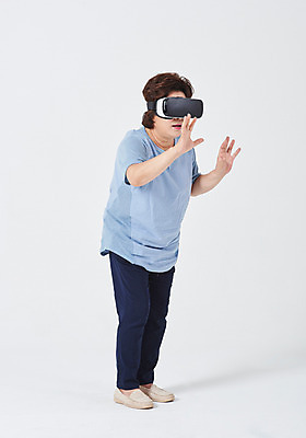 포토 JPG 스튜디오촬영 전신 여자 중년 50대 모션 중년라이프 엄마 실내 한명 서기 사람 손짓 옆모습 한국인 체험 흰배경 가상현실 중년여자한명만 VR기기 국내포토 1 라이프스타일 뷰포인트 백그라운드 컨셉 가족 동양인 성인 내부 기계 흰색 여자한명만 중년여자만 파일형식