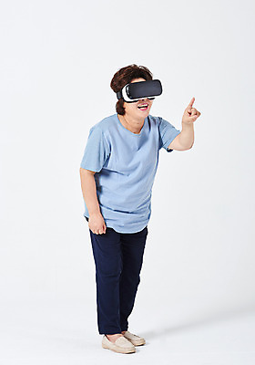 포토 JPG 스튜디오촬영 전신 여자 중년 50대 중년라이프 엄마 실내 한명 서기 미소 사람 옆모습 한국인 가리킴 체험 흰배경 가상현실 중년여자한명만 VR기기 국내포토 1 라이프스타일 뷰포인트 백그라운드 컨셉 가족 모션 표정 동양인 손짓 성인 내부 기계 흰색 여자한명만 중년여자만 파일형식