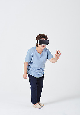 포토 JPG 스튜디오촬영 전신 여자 중년 50대 모션 중년라이프 엄마 실내 한명 서기 사람 손짓 옆모습 한국인 체험 흰배경 가상현실 중년여자한명만 VR기기 국내포토 1 라이프스타일 뷰포인트 백그라운드 컨셉 가족 동양인 성인 내부 기계 흰색 여자한명만 중년여자만 파일형식