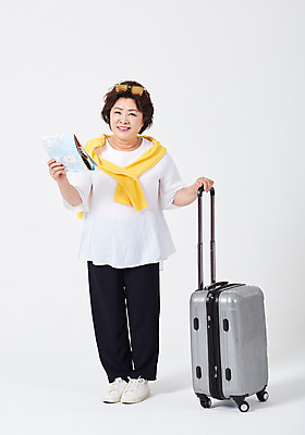 포토 JPG 스튜디오촬영 전신 여자 중년 50대 여행 지도 중년라이프 엄마 휴가 실내 한명 서기 미소 사람 앞모습 선글라스 캐리어 한국인 즐거움 흰배경 중년여자한명만 국내포토 1 라이프스타일 감정 안경 뷰포인트 백그라운드 가족 모션 표정 동양인 성인 내부 여행가방 흰색 여자한명만 중년여자만 파일형식