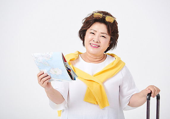 포토 JPG 스튜디오촬영 여자 중년 50대 여행 지도 중년라이프 엄마 휴가 휴식 실내 한명 서기 미소 사람 상반신 앞모습 선글라스 캐리어 한국인 즐거움 흰배경 중년여자한명만 국내포토 1 라이프스타일 감정 안경 뷰포인트 백그라운드 컨셉 가족 모션 표정 동양인 성인 내부 여행가방 흰색 여자한명만 중년여자만 파일형식