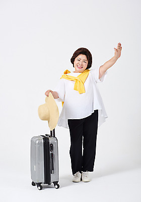 포토 JPG 스튜디오촬영 전신 여자 중년 50대 여행 중년라이프 엄마 휴가 실내 한명 서기 미소 사람 앞모습 손들기 캐리어 한국인 인사 즐거움 흰배경 챙모자 중년여자한명만 국내포토 모자_잡화 1 라이프스타일 감정 뷰포인트 백그라운드 가족 모션 표정 동양인 성인 내부 여행가방 흰색 예절 여자한명만 중년여자만 파일형식