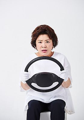 포토 JPG 스튜디오촬영 응시 여자 중년 50대 중년라이프 엄마 실내 한명 사람 앉기 상반신 앞모습 운전 한국인 핸들 흰배경 조심 안전운전 긴장 초보 초보운전 중년여자한명만 국내포토 1 라이프스타일 시선 감정 뷰포인트 백그라운드 가족 모션 동양인 성인 내부 흰색 교통안전 여자한명만 중년여자만 파일형식