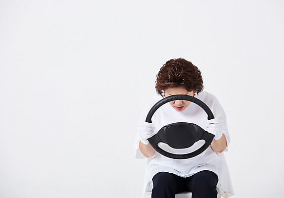 포토 JPG 스튜디오촬영 여자 중년 50대 중년라이프 엄마 실내 한명 안전 사람 앉기 상반신 앞모습 운전 한국인 졸음 핸들 흰배경 조심 안전운전 졸음운전 초보 초보운전 중년여자한명만 국내포토 1 라이프스타일 감정 뷰포인트 백그라운드 가족 모션 동양인 성인 내부 흰색 교통안전 여자한명만 중년여자만 파일형식