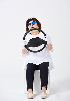 포토 JPG 스튜디오촬영 전신 여자 중년 50대 중년라이프 엄마 실내 한명 사람 앉기 앞모습 선글라스 운전 한국인 졸음 핸들 흰배경 조심 안전운전 졸음운전 초보 초보운전 중년여자한명만 국내포토 1 라이프스타일 감정 안경 뷰포인트 백그라운드 가족 모션 동양인 성인 내부 흰색 교통안전 여자한명만 중년여자만 파일형식