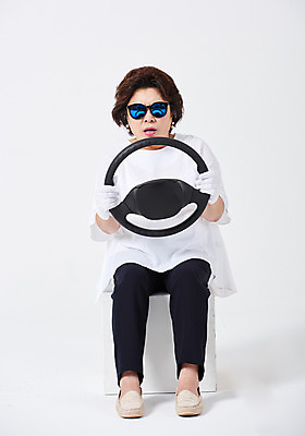 포토 JPG 스튜디오촬영 전신 여자 중년 50대 중년라이프 엄마 실내 한명 사람 앉기 앞모습 선글라스 운전 한국인 핸들 흰배경 조심 안전운전 당황 초보 초보운전 중년여자한명만 국내포토 1 라이프스타일 감정 안경 뷰포인트 백그라운드 가족 모션 동양인 성인 내부 흰색 교통안전 여자한명만 중년여자만 파일형식