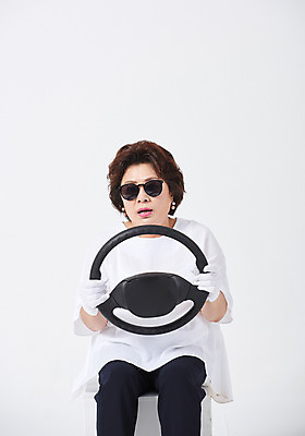 포토 JPG 스튜디오촬영 여자 중년 50대 중년라이프 엄마 실내 한명 사람 앉기 상반신 앞모습 선글라스 운전 한국인 핸들 흰배경 조심 안전운전 당황 초보 초보운전 중년여자한명만 국내포토 1 라이프스타일 감정 안경 뷰포인트 백그라운드 가족 모션 동양인 성인 내부 흰색 교통안전 여자한명만 중년여자만 파일형식