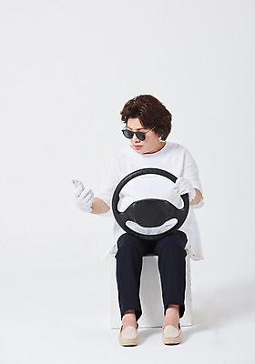 포토 JPG 스튜디오촬영 전신 응시 여자 중년 50대 중년라이프 엄마 실내 한명 사람 앉기 앞모습 스마트폰 선글라스 운전 한국인 핸들 흰배경 조심 안전운전 초보 초보운전 중년여자한명만 국내포토 1 라이프스타일 시선 안경 뷰포인트 백그라운드 가족 모션 동양인 성인 내부 핸드폰 스마트기기 흰색 교통안전 여자한명만 중년여자만 파일형식