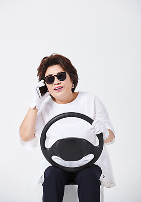 포토 JPG 스튜디오촬영 여자 중년 50대 중년라이프 엄마 실내 한명 미소 사람 앉기 상반신 앞모습 스마트폰 선글라스 운전 한국인 핸들 흰배경 통화 조심 안전운전 초보 초보운전 중년여자한명만 국내포토 1 라이프스타일 안경 뷰포인트 백그라운드 가족 모션 표정 동양인 성인 내부 핸드폰 스마트기기 흰색 교통안전 여자한명만 중년여자만 파일형식