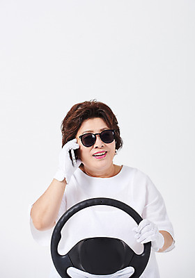 포토 JPG 스튜디오촬영 여자 중년 50대 중년라이프 엄마 실내 한명 미소 사람 앉기 상반신 앞모습 스마트폰 선글라스 운전 한국인 핸들 흰배경 통화 조심 안전운전 초보 초보운전 중년여자한명만 국내포토 1 라이프스타일 안경 뷰포인트 백그라운드 가족 모션 표정 동양인 성인 내부 핸드폰 스마트기기 흰색 교통안전 여자한명만 중년여자만 파일형식