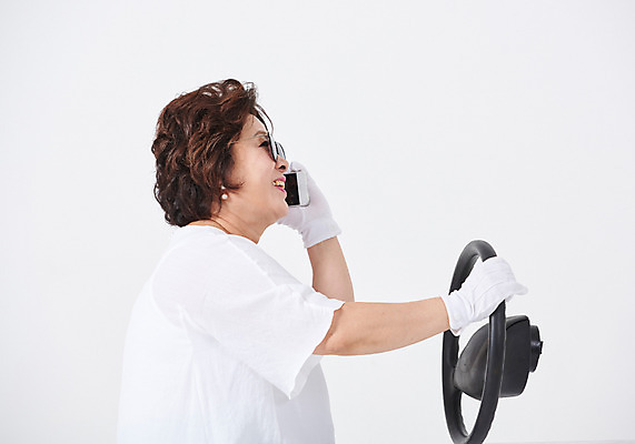 포토 JPG 스튜디오촬영 여자 중년 50대 중년라이프 엄마 실내 한명 미소 사람 앉기 상반신 옆모습 스마트폰 선글라스 운전 한국인 핸들 흰배경 통화 조심 안전운전 초보 초보운전 중년여자한명만 국내포토 1 라이프스타일 안경 뷰포인트 백그라운드 가족 모션 표정 동양인 성인 내부 핸드폰 스마트기기 흰색 교통안전 여자한명만 중년여자만 파일형식