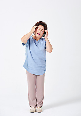 포토 JPG 스튜디오촬영 전신 여자 중년 50대 모션 중년라이프 엄마 스트레스 실내 건강 한명 서기 사람 앞모습 건강관리 고통 한국인 찡그림 흰배경 두통 중년여자한명만 국내포토 1 라이프스타일 감정 뷰포인트 백그라운드 가족 표정 관리 동양인 성인 내부 흰색 질병 여자한명만 중년여자만 파일형식