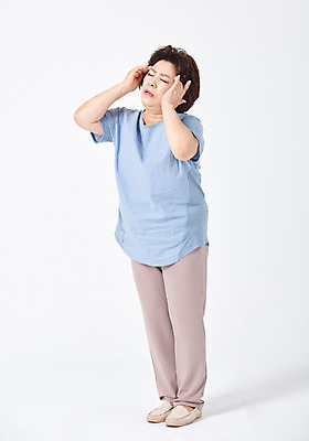 포토 JPG 스튜디오촬영 전신 여자 중년 50대 모션 중년라이프 엄마 스트레스 실내 건강 한명 서기 사람 옆모습 건강관리 고통 한국인 찡그림 흰배경 두통 중년여자한명만 국내포토 1 라이프스타일 감정 뷰포인트 백그라운드 가족 표정 관리 동양인 성인 내부 흰색 질병 여자한명만 중년여자만 파일형식