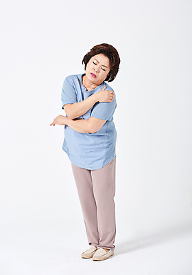 포토 JPG 스튜디오촬영 전신 여자 중년 50대 모션 중년라이프 엄마 실내 건강 한명 서기 사람 옆모습 건강관리 고통 한국인 찡그림 흰배경 어깨통증 중년여자한명만 국내포토 1 라이프스타일 감정 뷰포인트 백그라운드 가족 표정 관리 동양인 성인 내부 흰색 질병 여자한명만 중년여자만 파일형식