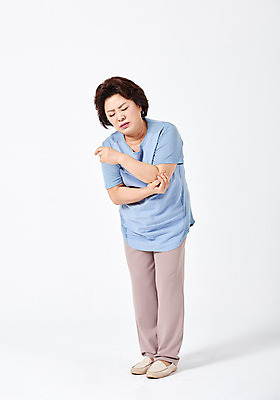포토 JPG 스튜디오촬영 전신 여자 중년 50대 모션 중년라이프 엄마 실내 건강 한명 서기 사람 앞모습 건강관리 고통 한국인 흰배경 관절 팔꿈치 중년여자한명만 상과염 국내포토 1 라이프스타일 감정 뷰포인트 백그라운드 가족 뼈 관리 동양인 성인 내부 신체부위 흰색 질병 팔 여자한명만 중년여자만 파일형식