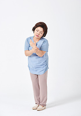 포토 JPG 스튜디오촬영 전신 여자 중년 50대 모션 중년라이프 엄마 실내 건강 한명 서기 사람 옆모습 건강관리 고통 한국인 찡그림 흰배경 중년여자한명만 손목통증 국내포토 1 라이프스타일 감정 뷰포인트 백그라운드 가족 표정 관리 동양인 성인 내부 흰색 여자한명만 중년여자만 파일형식