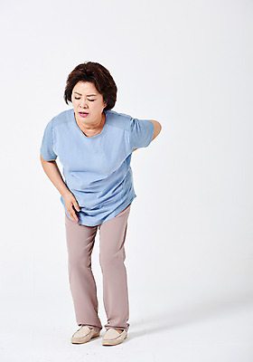 포토 JPG 스튜디오촬영 전신 여자 중년 50대 모션 중년라이프 엄마 실내 건강 한명 서기 사람 앞모습 건강관리 고통 한국인 찡그림 흰배경 허리통증 중년여자한명만 국내포토 1 라이프스타일 감정 뷰포인트 백그라운드 가족 표정 관리 동양인 성인 내부 흰색 여자한명만 중년여자만 파일형식