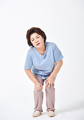 포토 JPG 스튜디오촬영 전신 여자 중년 50대 모션 중년라이프 엄마 실내 건강 한명 서기 사람 앞모습 건강관리 고통 한국인 찡그림 흰배경 무릎통증 중년여자한명만 국내포토 1 라이프스타일 감정 뷰포인트 백그라운드 가족 표정 관리 동양인 성인 내부 흰색 여자한명만 중년여자만 파일형식