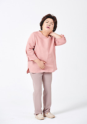 포토 JPG 스튜디오촬영 전신 여자 중년 50대 모션 중년라이프 엄마 실내 건강 한명 서기 사람 앞모습 건강관리 고통 한국인 찡그림 흰배경 목통증 중년여자한명만 국내포토 1 라이프스타일 감정 뷰포인트 백그라운드 가족 표정 관리 동양인 성인 내부 흰색 여자한명만 중년여자만 파일형식