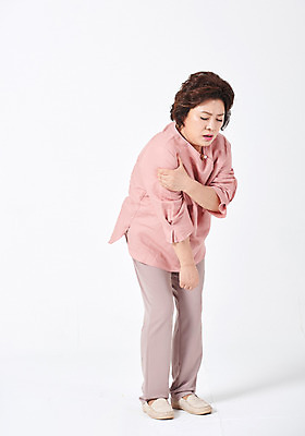 포토 JPG 스튜디오촬영 전신 여자 중년 50대 모션 중년라이프 엄마 실내 건강 한명 서기 사람 옆모습 건강관리 고통 한국인 찡그림 흰배경 어깨통증 중년여자한명만 국내포토 1 라이프스타일 감정 뷰포인트 백그라운드 가족 표정 관리 동양인 성인 내부 흰색 질병 여자한명만 중년여자만 파일형식