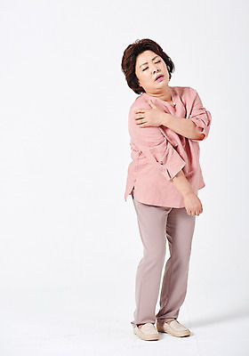 포토 JPG 스튜디오촬영 전신 여자 중년 50대 모션 중년라이프 엄마 실내 건강 한명 서기 사람 옆모습 건강관리 고통 한국인 찡그림 흰배경 어깨통증 중년여자한명만 국내포토 1 라이프스타일 감정 뷰포인트 백그라운드 가족 표정 관리 동양인 성인 내부 흰색 질병 여자한명만 중년여자만 파일형식