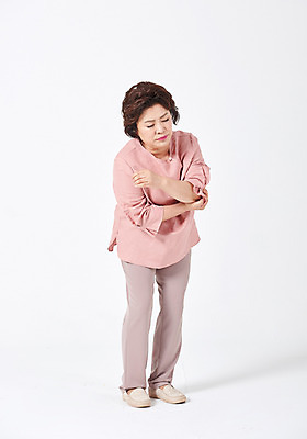 포토 JPG 스튜디오촬영 전신 여자 중년 50대 모션 중년라이프 엄마 실내 건강 한명 서기 사람 옆모습 건강관리 고통 한국인 찡그림 흰배경 팔꿈치 중년여자한명만 상과염 국내포토 1 라이프스타일 감정 뷰포인트 백그라운드 가족 표정 관리 동양인 성인 내부 신체부위 흰색 질병 팔 여자한명만 중년여자만 파일형식