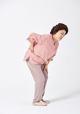 포토 JPG 스튜디오촬영 전신 여자 중년 50대 모션 중년라이프 엄마 실내 건강 한명 서기 사람 옆모습 건강관리 고통 한국인 찡그림 흰배경 허리통증 중년여자한명만 국내포토 1 라이프스타일 감정 뷰포인트 백그라운드 가족 표정 관리 동양인 성인 내부 흰색 여자한명만 중년여자만 파일형식
