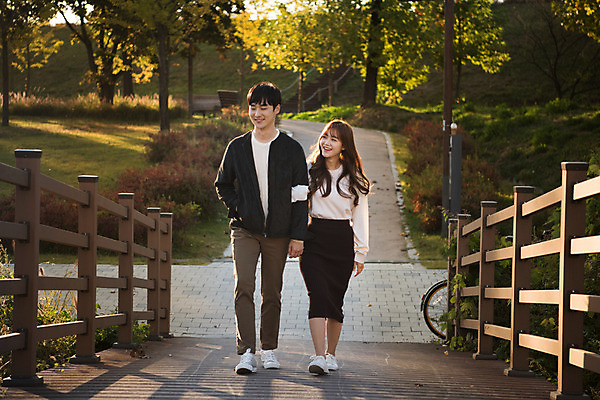 포토 JPG 주간 전신 커플 공원 여자 남자 행복 데이트 사랑 미소 사람 20대 성인 야외 두명 앞모습 걷기 팔짱 다정 산책 한국인 즐거움 설레임 수원 가교 광교호수공원 국내포토 자연요소 건축물 공공시설 감정 뷰포인트 컨셉 관계 모션 휴식 표정 동양인 청년 경기도 호수공원 파일형식 광교