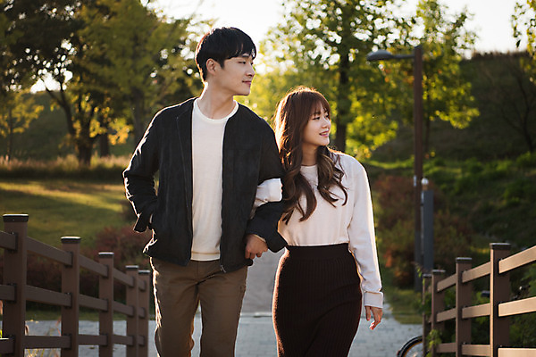 포토 JPG 주간 커플 응시 시선 공원 여자 남자 행복 데이트 사랑 사람 상반신 20대 성인 야외 두명 앞모습 걷기 팔짱 다정 산책 한국인 즐거움 설레임 수원 가교 광교호수공원 국내포토 자연요소 건축물 공공시설 감정 뷰포인트 컨셉 관계 모션 휴식 동양인 청년 경기도 호수공원 파일형식 광교