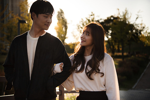 포토 JPG 주간 커플 공원 여자 남자 행복 데이트 사랑 미소 사람 상반신 20대 성인 야외 두명 앞모습 마주보기 걷기 팔짱 다정 한국인 즐거움 설레임 수원 광교호수공원 국내포토 자연요소 공공시설 감정 뷰포인트 컨셉 관계 모션 표정 동양인 청년 경기도 호수공원 파일형식 광교