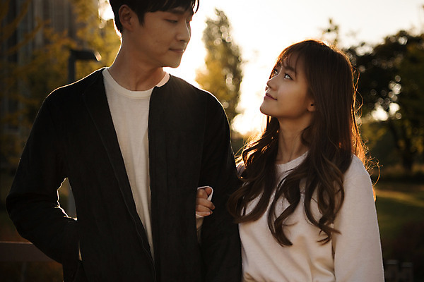 포토 JPG 주간 커플 응시 공원 여자 남자 행복 데이트 사랑 미소 사람 상반신 20대 성인 야외 두명 앞모습 마주보기 팔짱 다정 한국인 즐거움 설레임 수원 광교호수공원 국내포토 자연요소 시선 공공시설 감정 뷰포인트 컨셉 관계 모션 표정 동양인 청년 경기도 호수공원 파일형식 광교