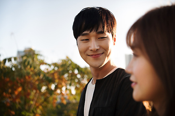 포토 JPG 주간 커플 응시 공원 여자 남자 행복 데이트 사랑 미소 사람 근접촬영 상반신 20대 성인 야외 두명 옆모습 아웃포커스 한국인 즐거움 설레임 수원 광교호수공원 국내포토 자연요소 시선 공공시설 감정 뷰포인트 관계 촬영기법 표정 동양인 청년 경기도 호수공원 파일형식 광교
